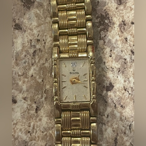 Vintage gold rectangular face bulova watch - Picture 2 of 2
